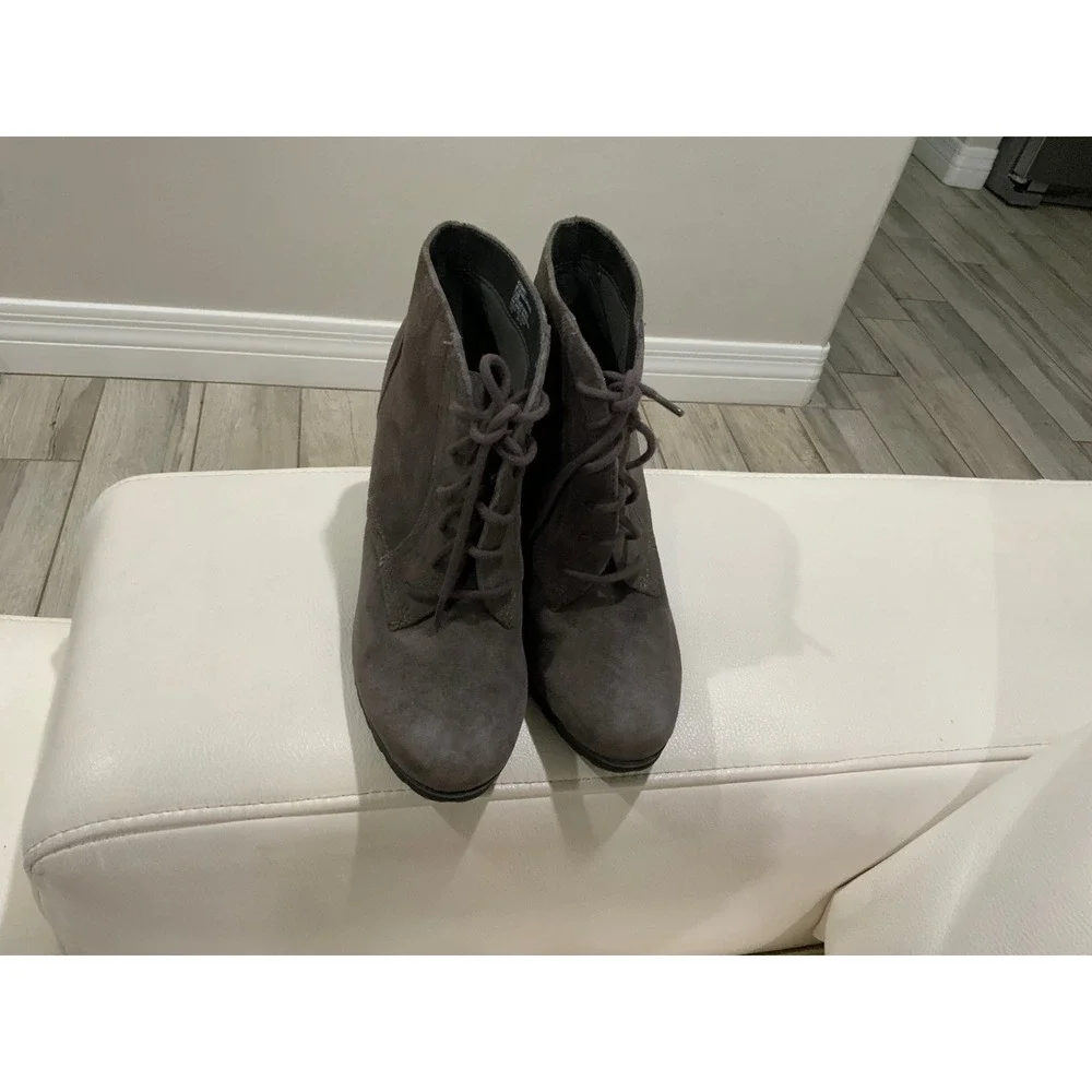 White‎ Mountain Women's Gray Suede Lace Up Wedge Ankle Boots Size 7.5